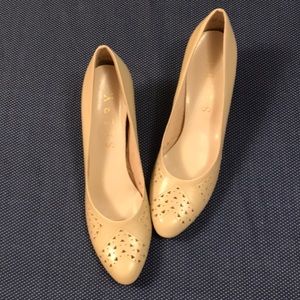 Shelby Cream Kid Shoes.   Size. 11.   4A